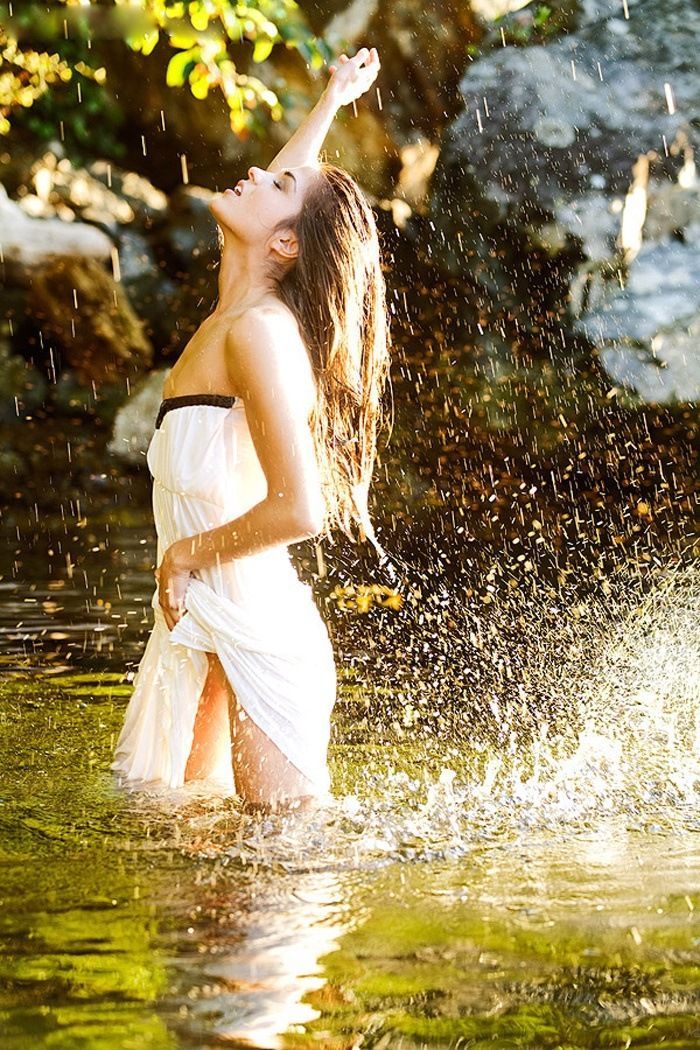 Marie Avgeropoulos in Napeydo