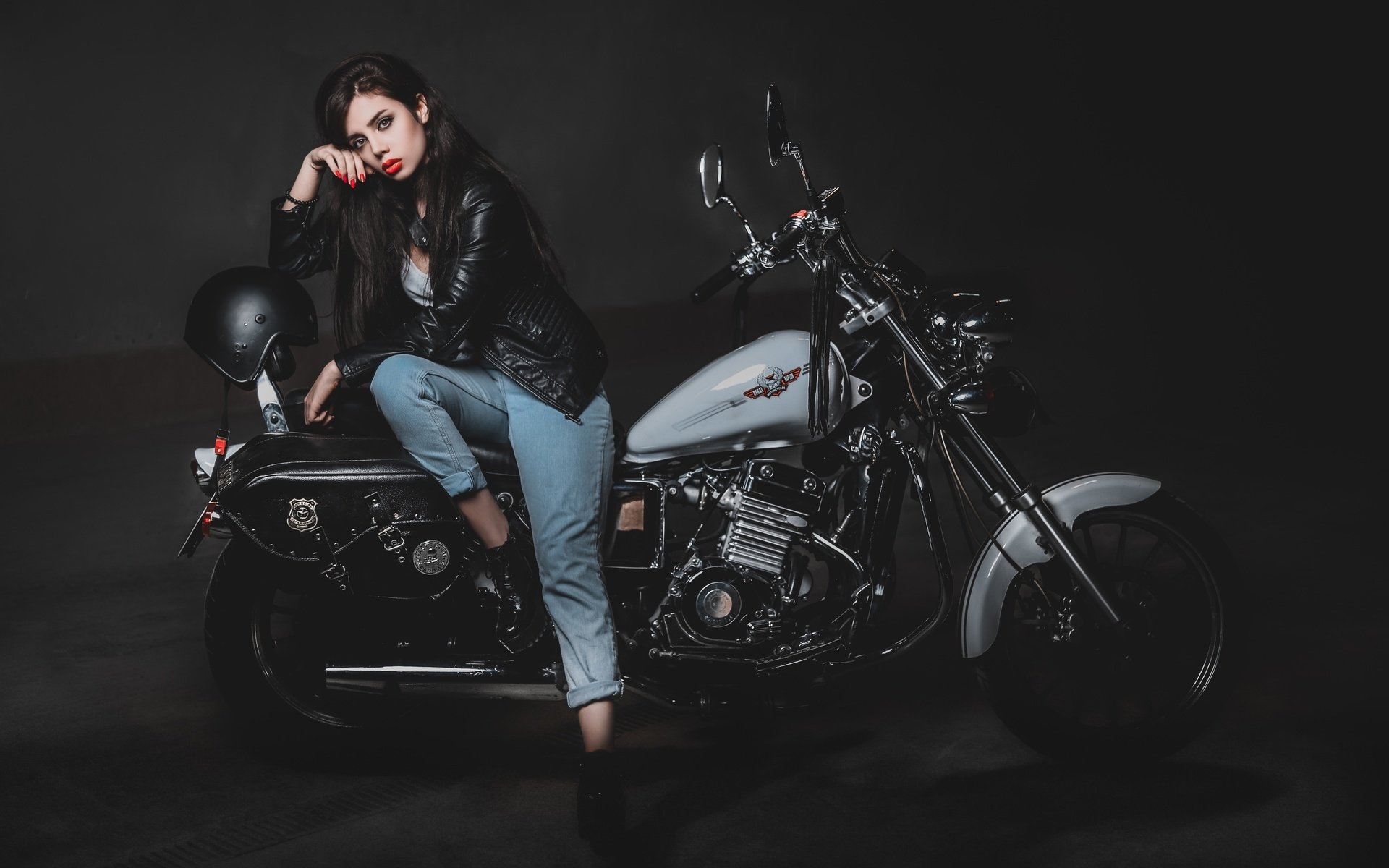 Biker girls: style and drive brings the glow — live moments in Napeydo
