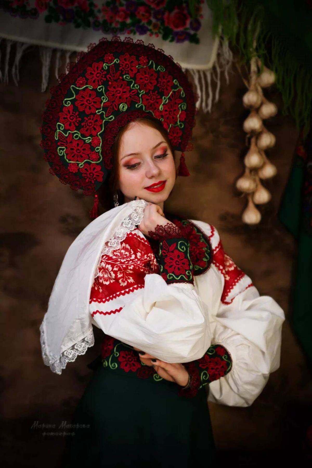 Women in Slavic costumes underwear in Napeydo