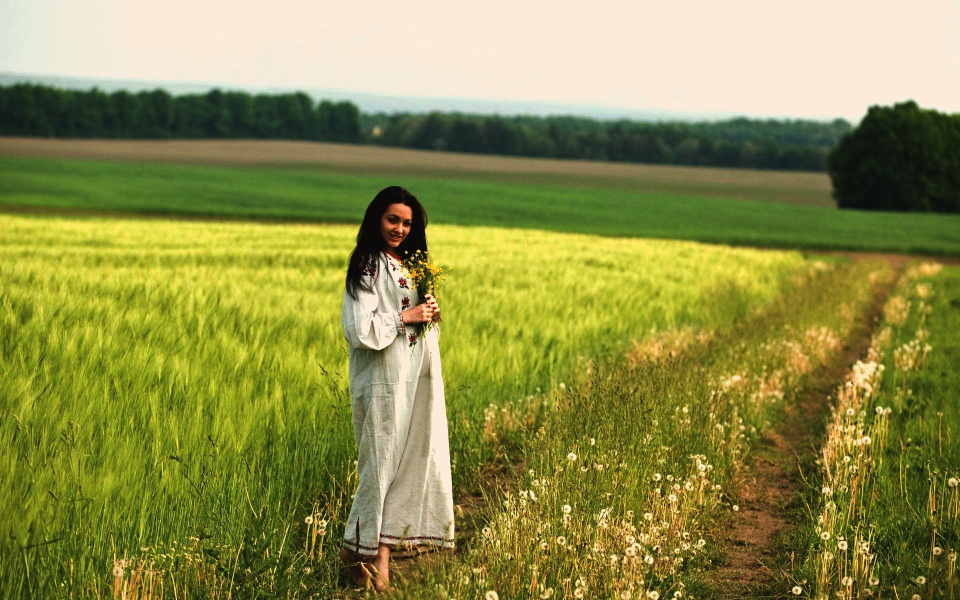 Women in Slavic costumes in Napeydo