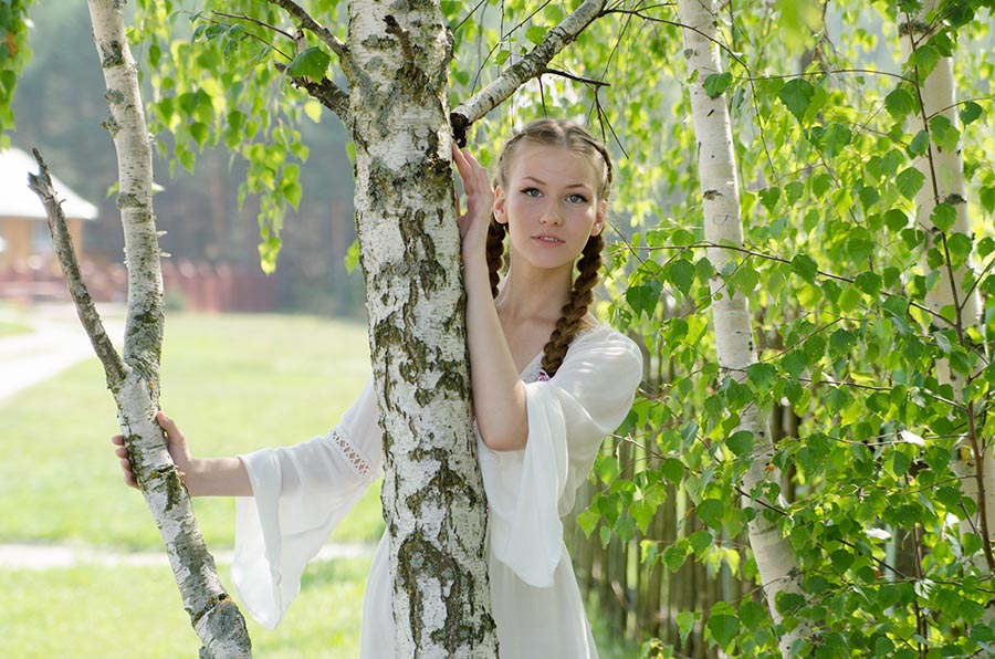 Women in Slavic costumes in Napeydo