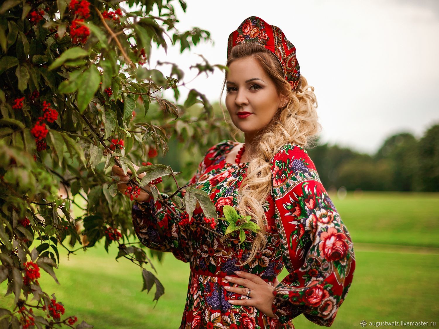 Women in Slavic costumes in Napeydo