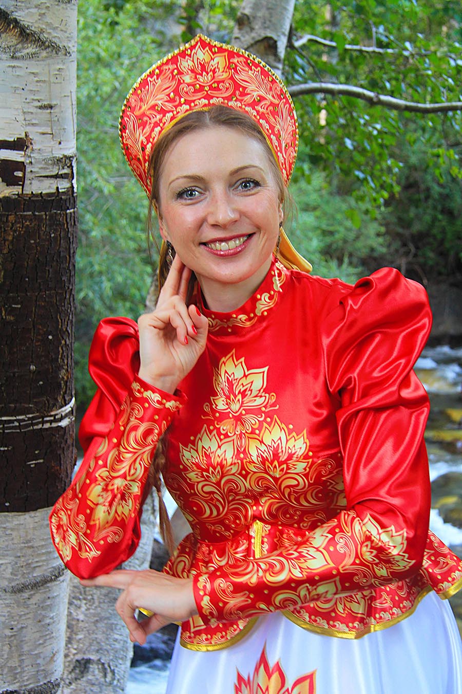 Women in Slavic costumes in Napeydo