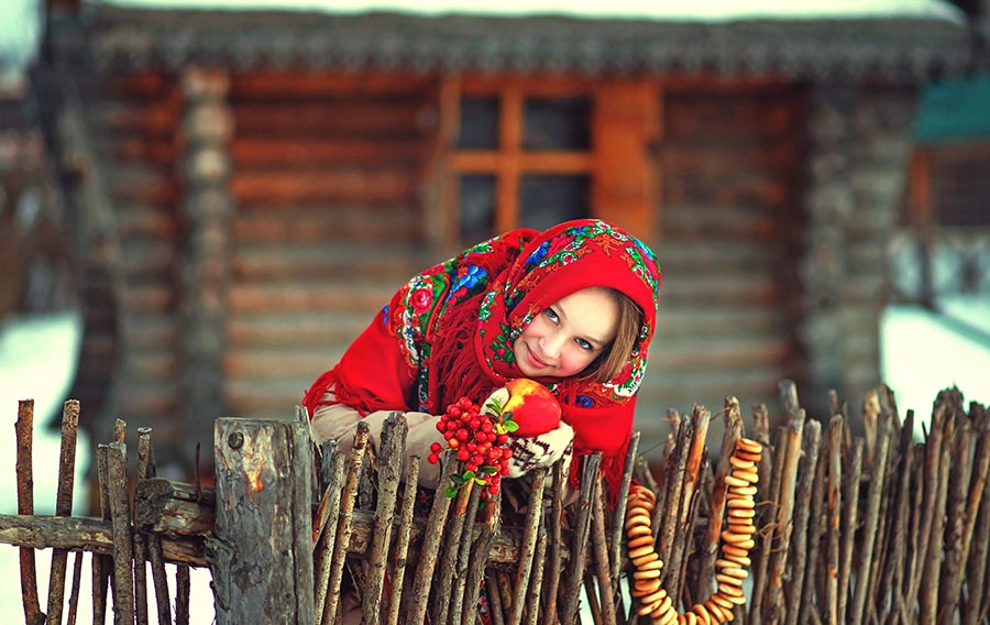 Sexy girl Women in Slavic costumes in Napeydo