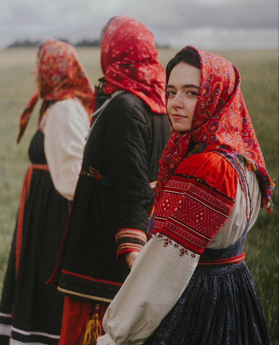 Women in Slavic costumes in Napeydo