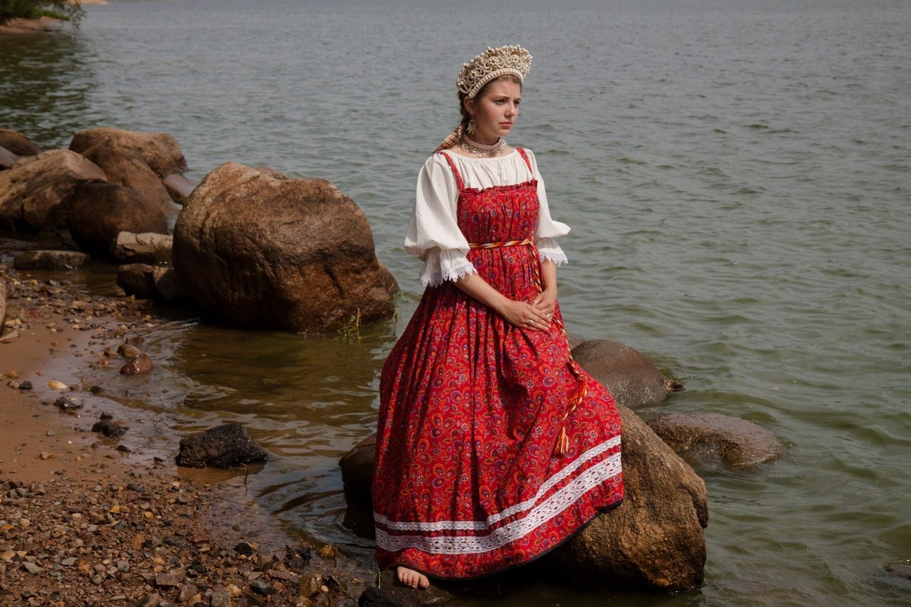 Women in Slavic costumes in Napeydo