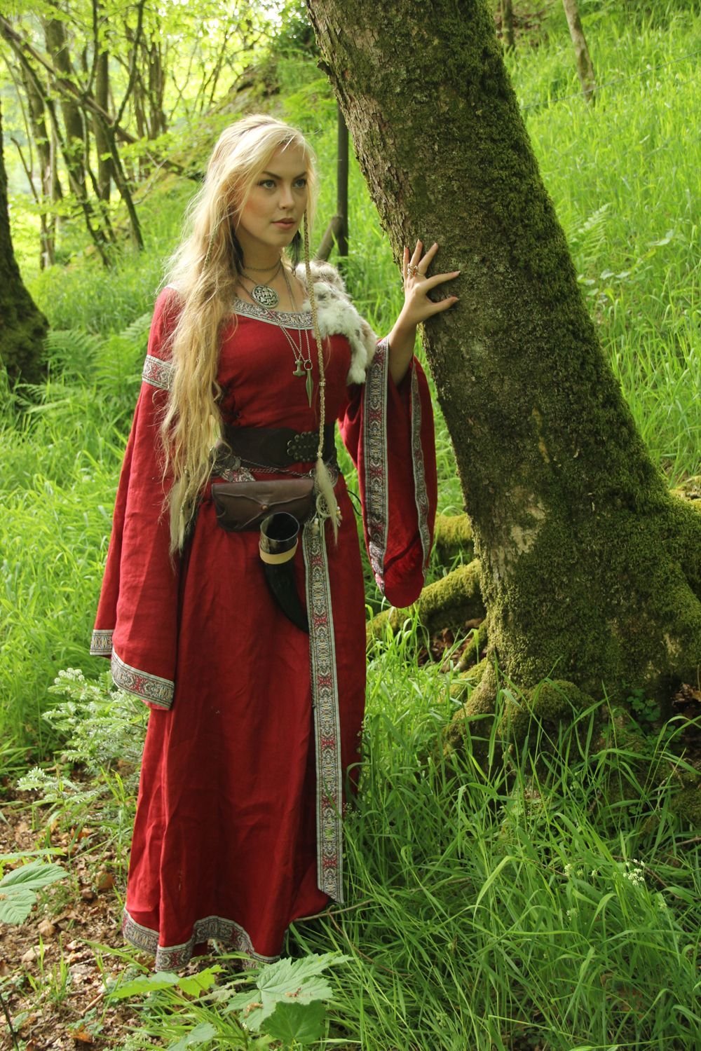 Women in Slavic costumes in Napeydo