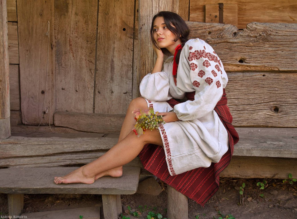 Women in Slavic costumes in Napeydo
