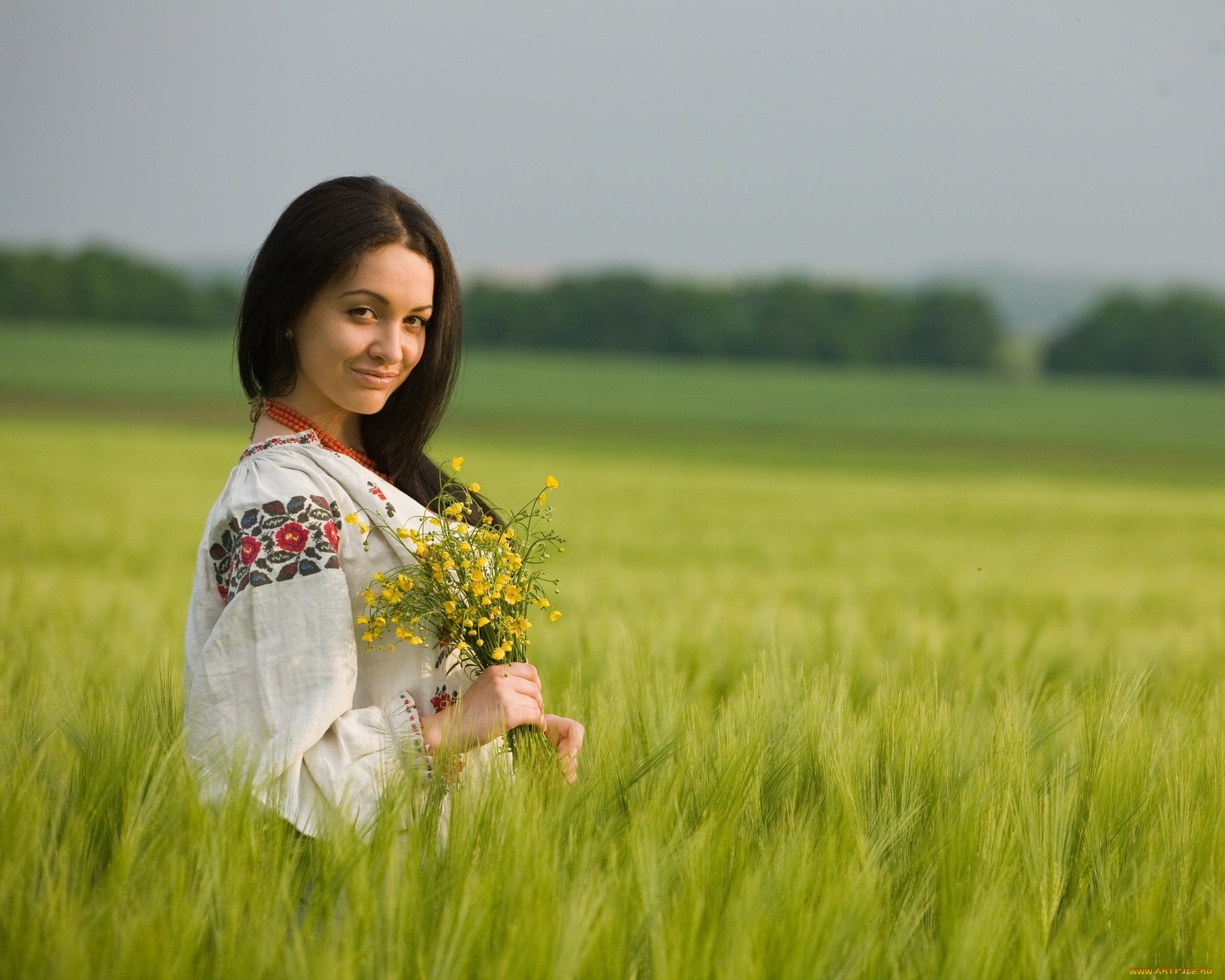 Women in Slavic costumes in Napeydo