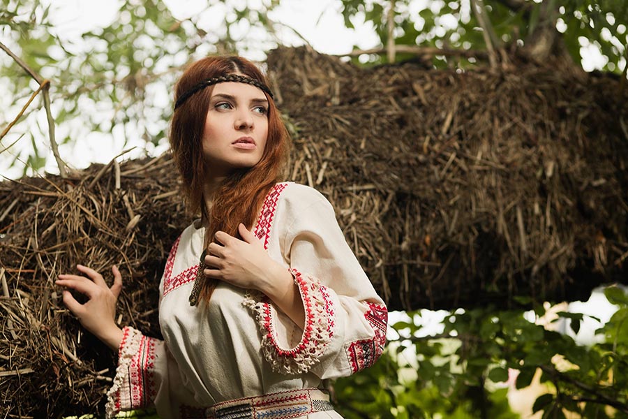 Women in Slavic costumes in Napeydo