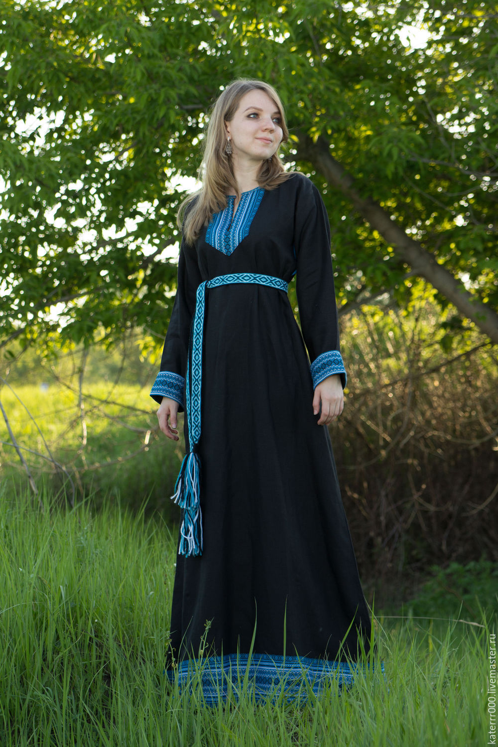 Women in Slavic costumes in Napeydo