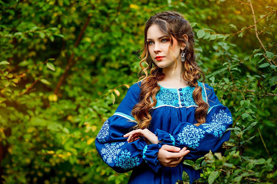 Sexy photo Women in Slavic costumes in Napeydo
