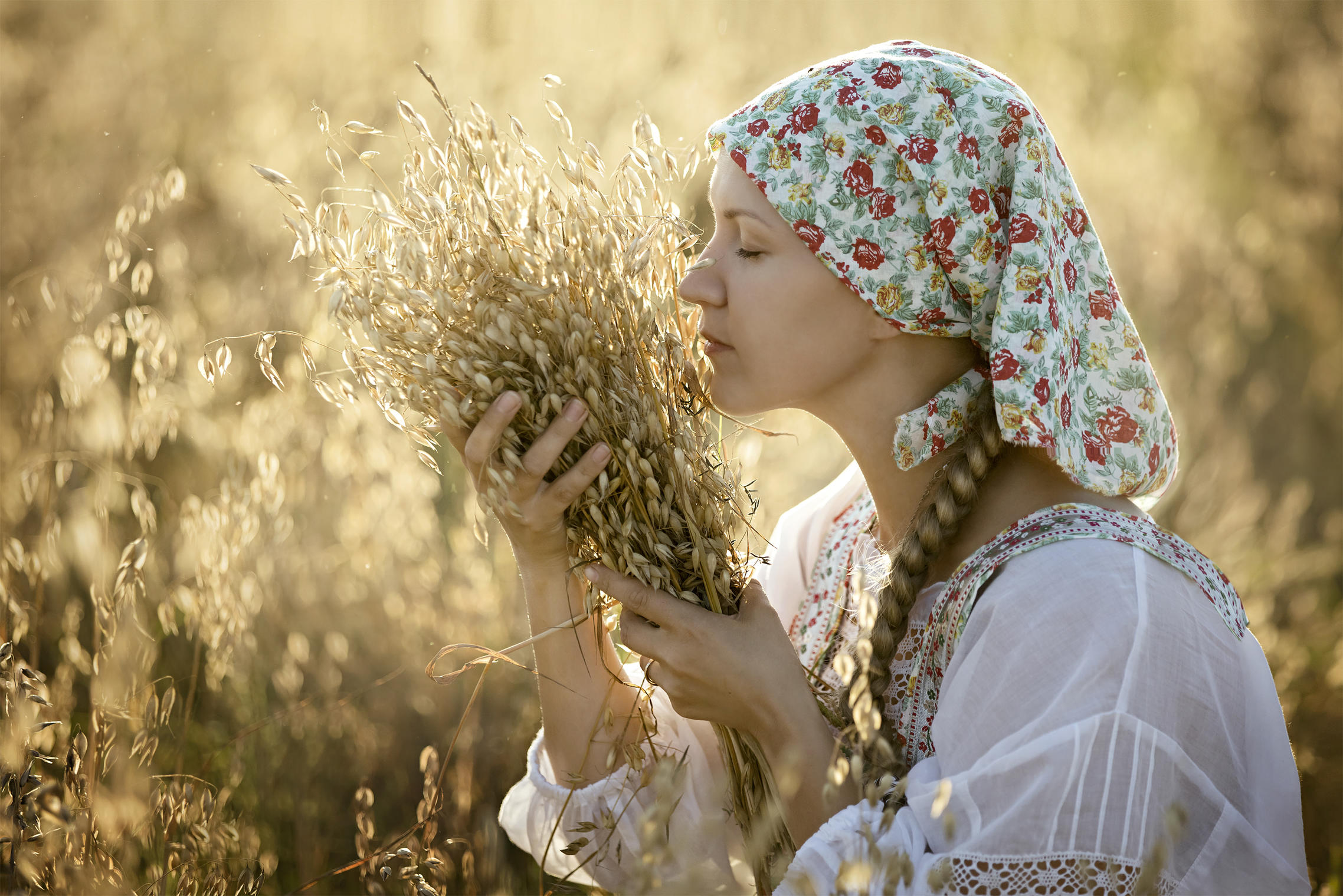 Photo Women in Slavic costumes in Napeydo