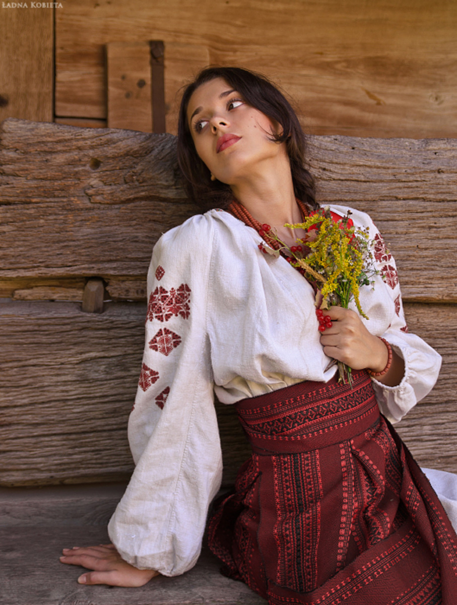 Girls in Slavic costumes in Napeydo