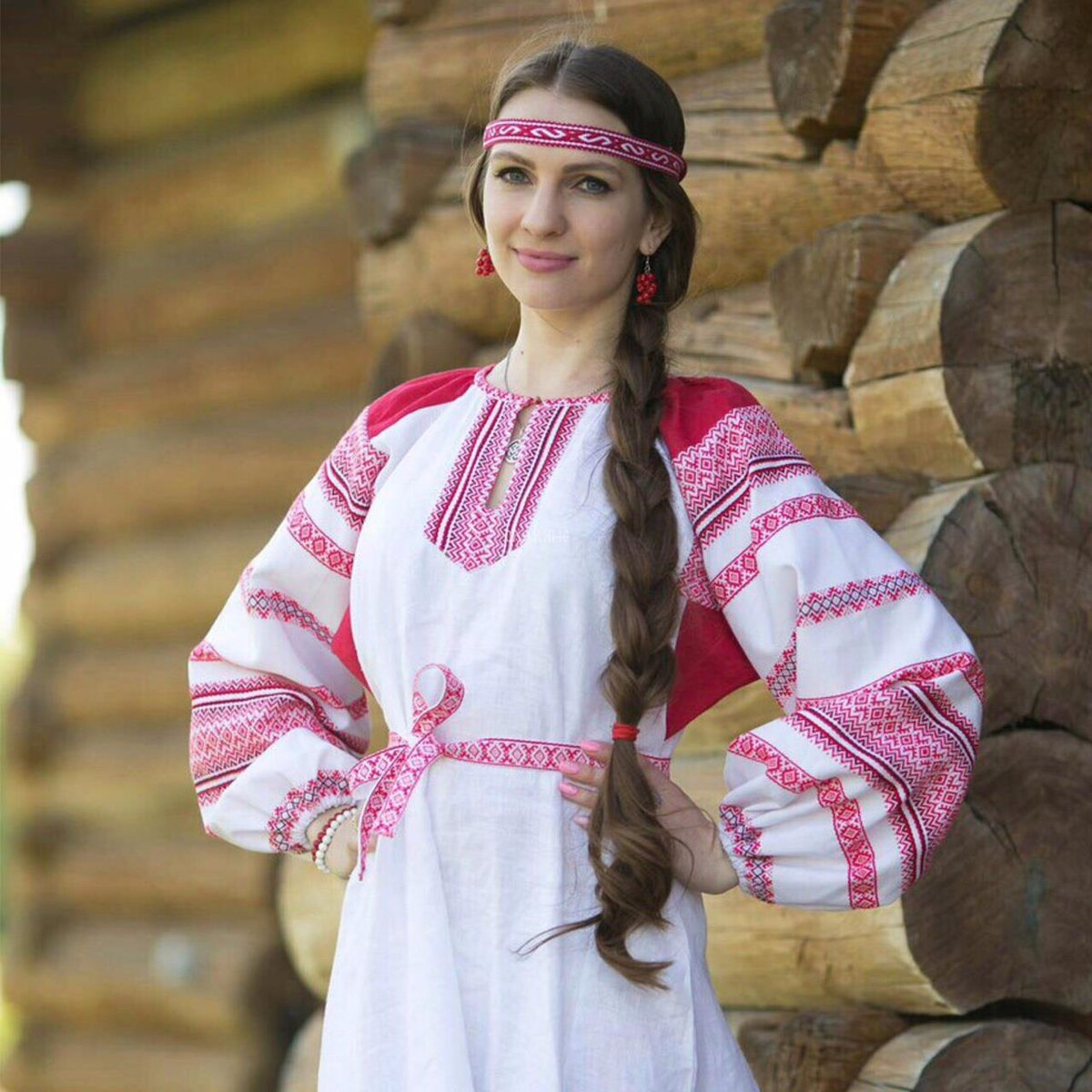 Girls in Slavic costumes in Napeydo