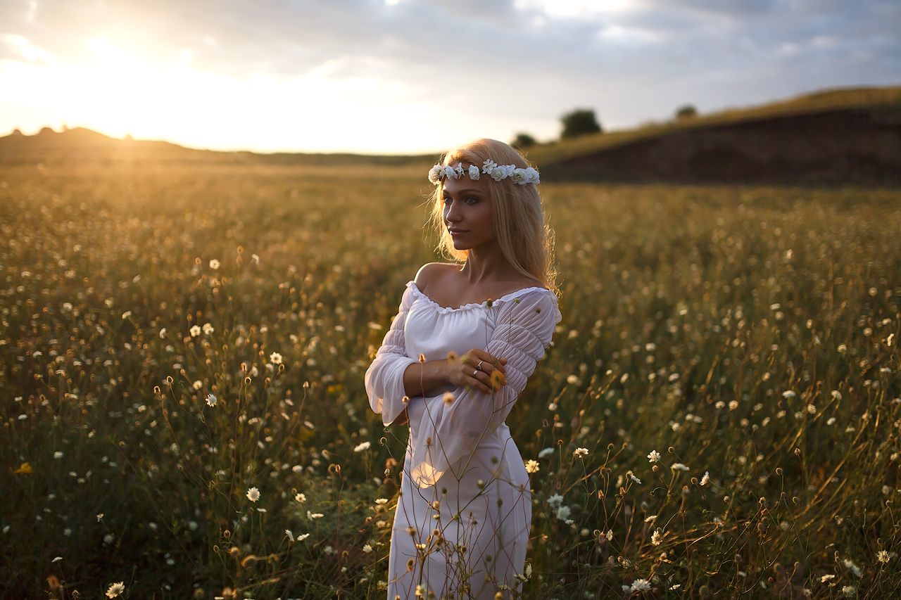 Girls in Slavic costumes in Napeydo