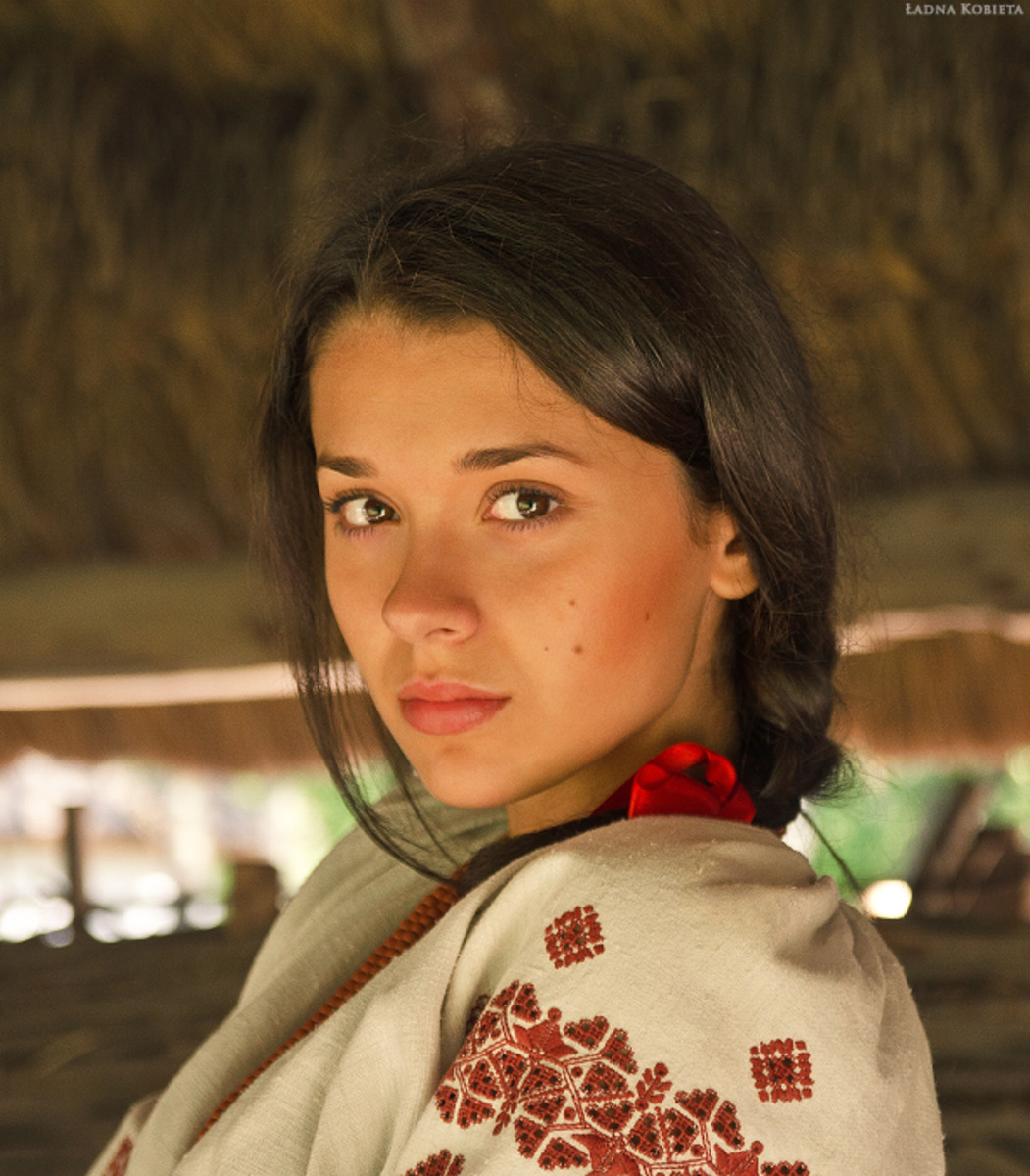 Girls in Slavic costumes in Napeydo