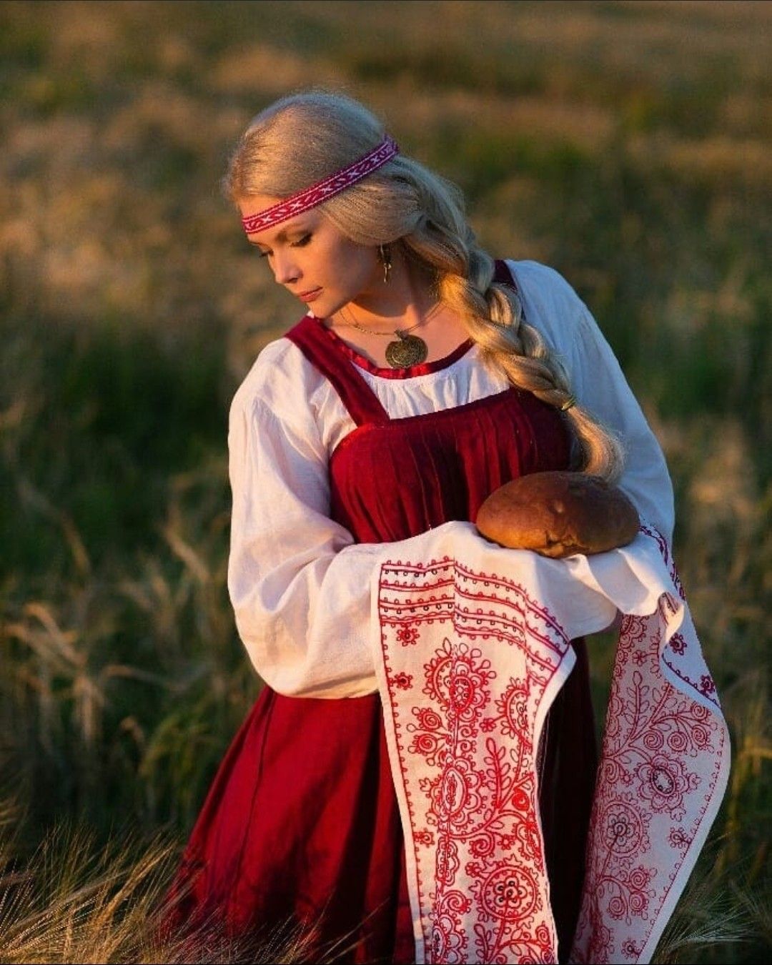 Girls in Slavic costumes in Napeydo