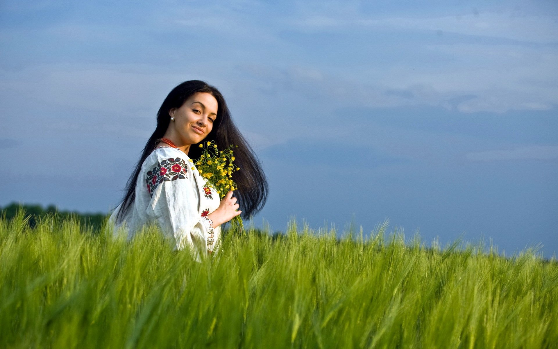 Girls in Slavic costumes in Napeydo