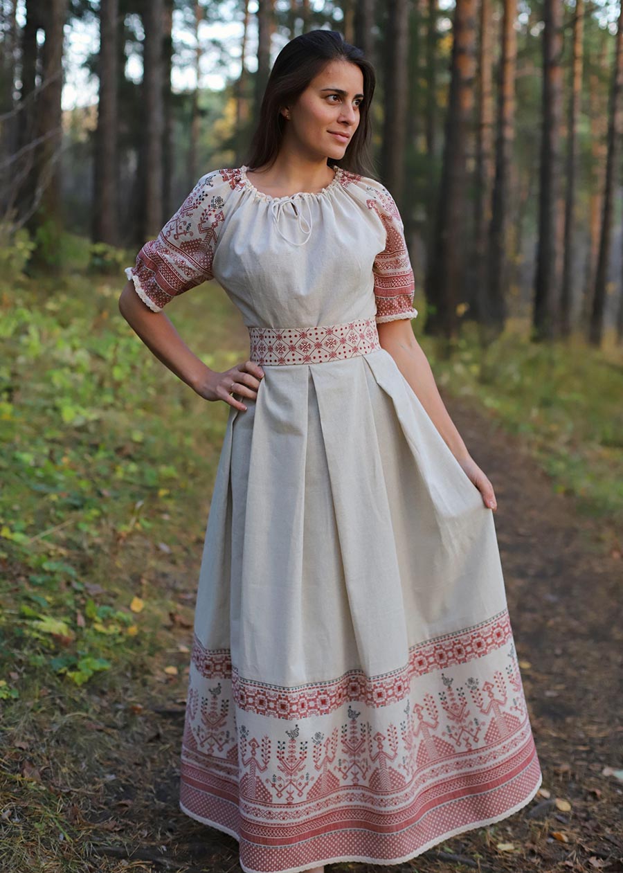 Girls in Slavic costumes in Napeydo