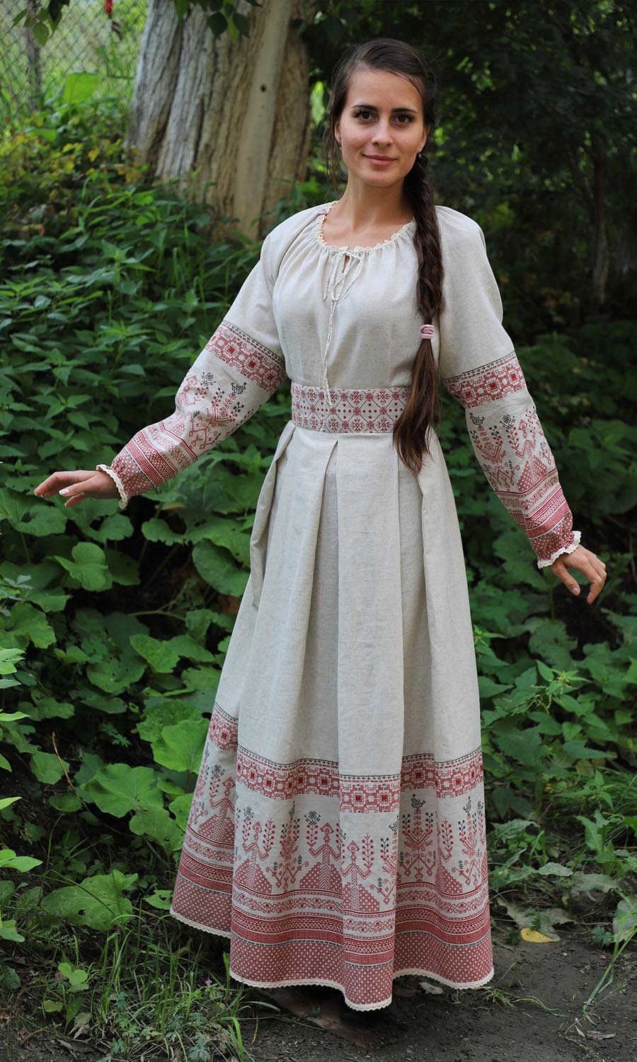 Girls in Slavic costumes in Napeydo