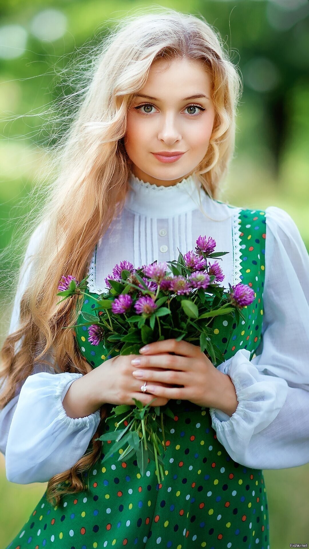 Girls in Slavic costumes in Napeydo
