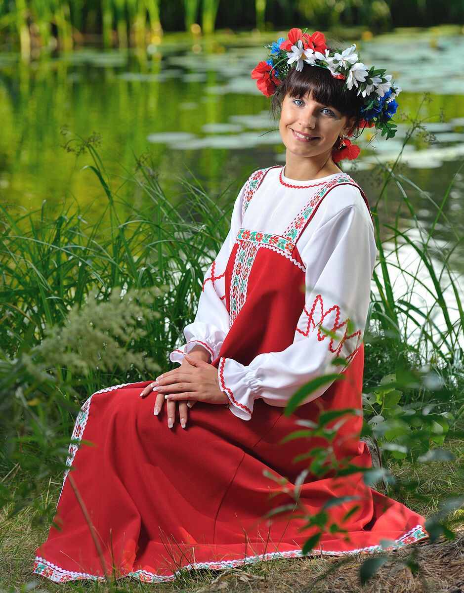 Beautiful girl Girls in Slavic costumes in Napeydo