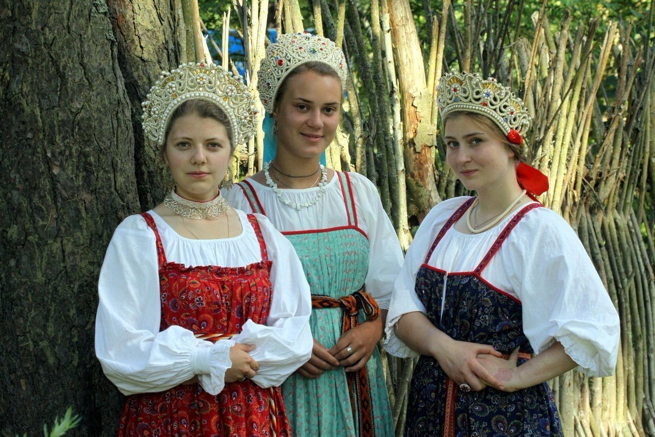 Sexy model Girls in Slavic costumes in Napeydo