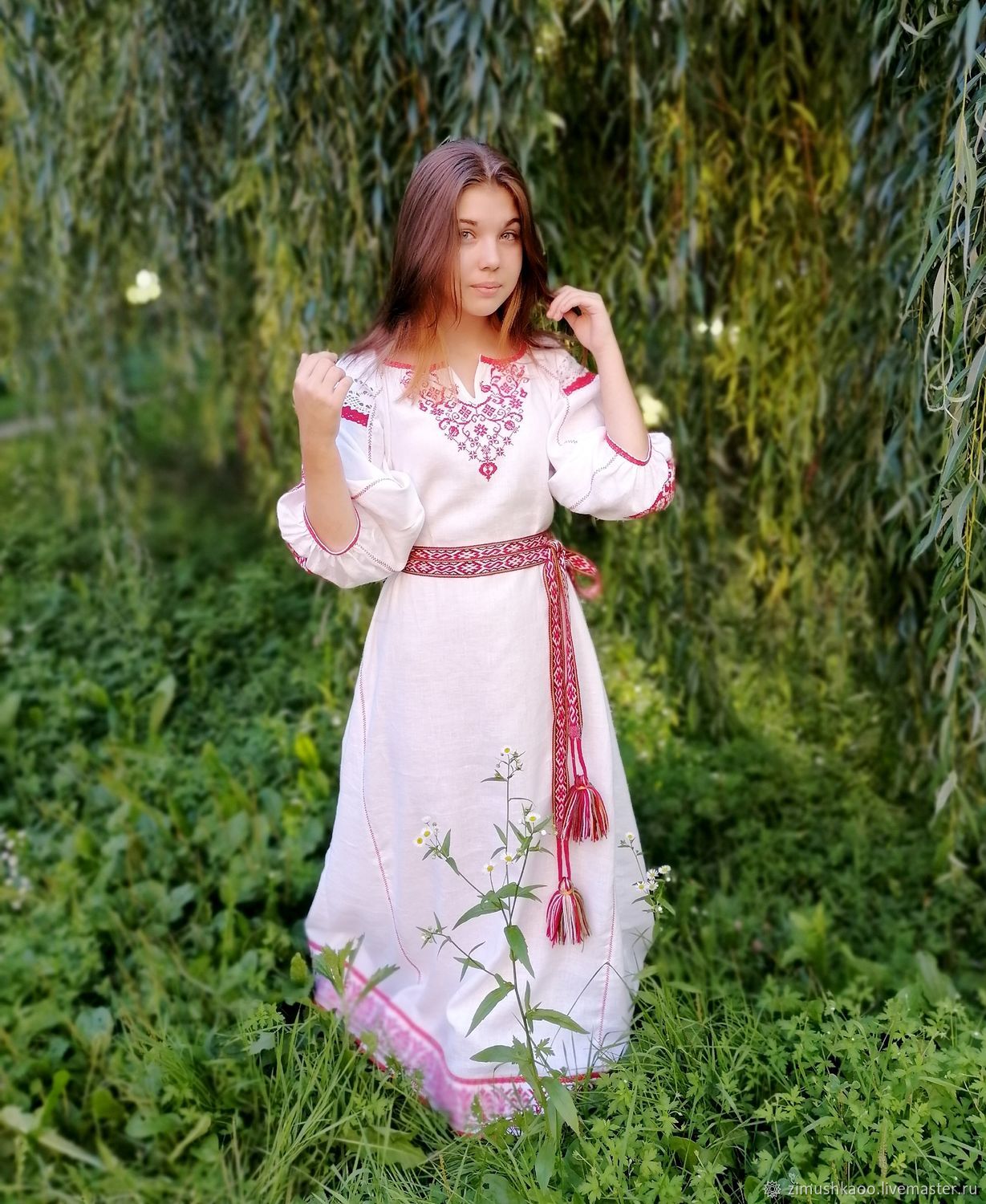 Girl Girls in Slavic costumes in Napeydo